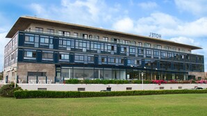 Front of property - Hotel Juan De La Cosa (Santona)