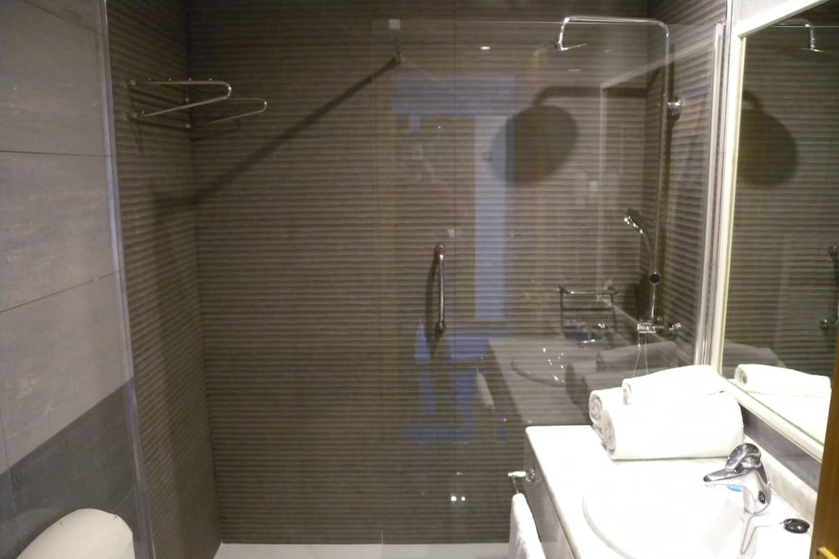 Deep-soaking bathtub, hydromassage showerhead, free toiletries