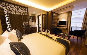 Minibar, escritorio, cortinas blackout y sistema de insonorización 