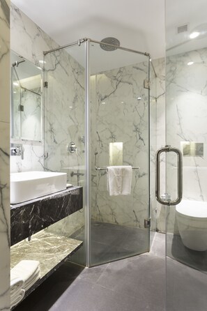 Kamar Deluks | Kamar mandi | Shower, perlengkapan mandi gratis, pengering rambut, dan jubah mandi