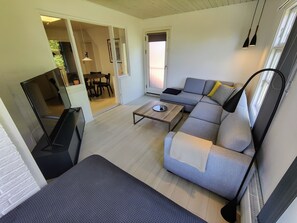 Leilighet – deluxe, 1 soverom, hageutsikt | Oppholdsområde | Smart-TV