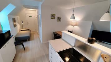 Departamento clásico, 1 habitación, vista al jardín | Cocina privada | Cafetera y tetera, tetera eléctrica, tostadora y periquera