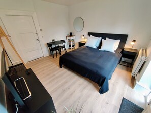 Rom – comfort, terrasse, hageutsikt | Sengetøy av topp kvalitet, safe på rommet og individuelt dekorert