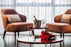 Sengetøy av topp kvalitet, minibar, safe på rommet og skrivebord