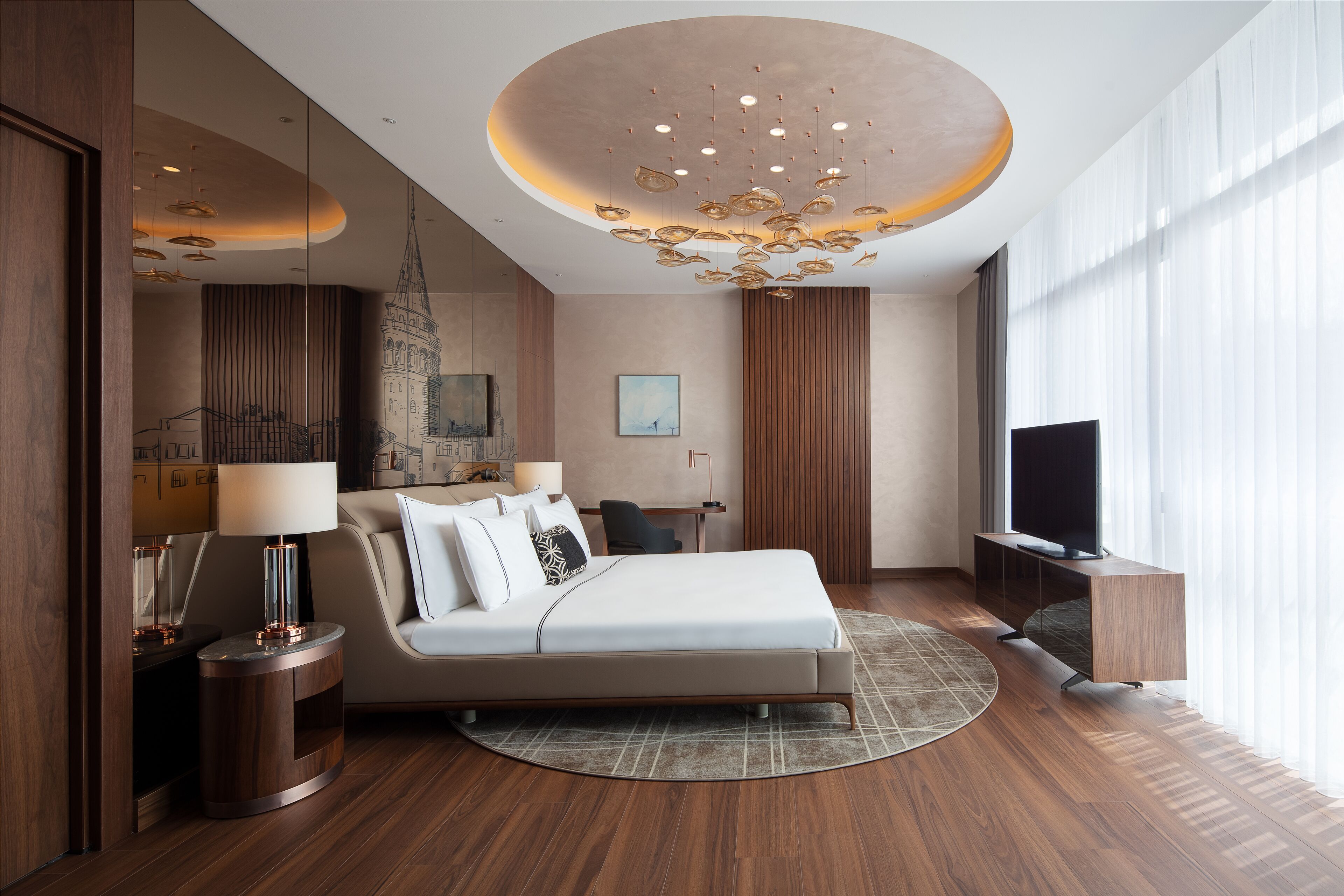 Habitación de hotel moderna con una cama grande, televisión, escritorio y un mural con vistas a la ciudad.