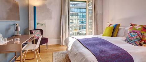 Kamar Double atau Twin Superior | 1 kamar tidur, seprai antialergi, brankas, dan meja kerja