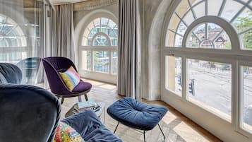 Junior Suite für 3 | Área de estar | TV de tela plana 40 polegadas com canais a cabo, TV