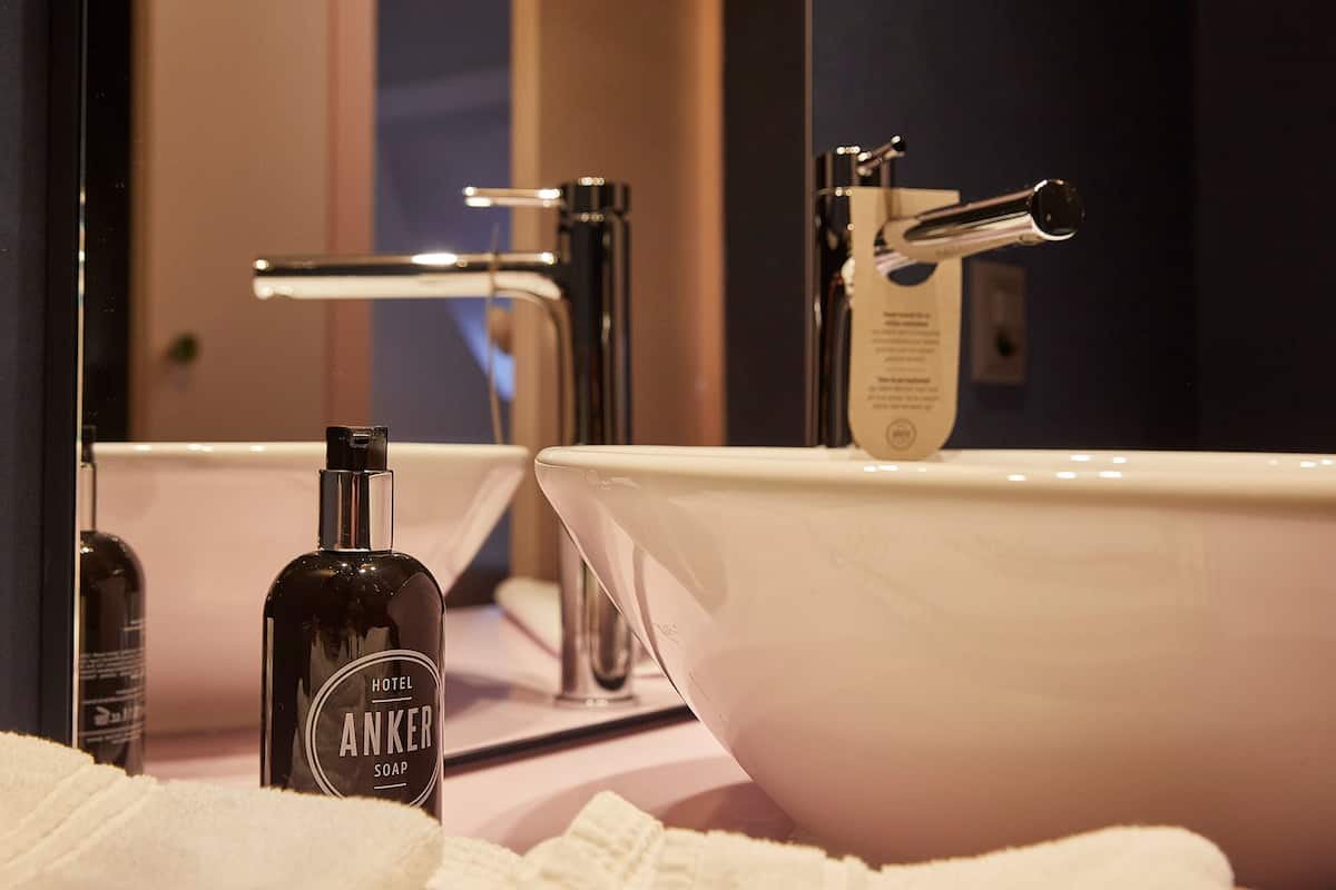 standard medium | bathroom | shower, hair dryer, towels, soap