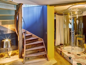 Turmsuite | Bathroom | Shower, hair dryer, towels, soap