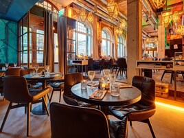 供应早餐、午餐和晚餐，本地与国际菜