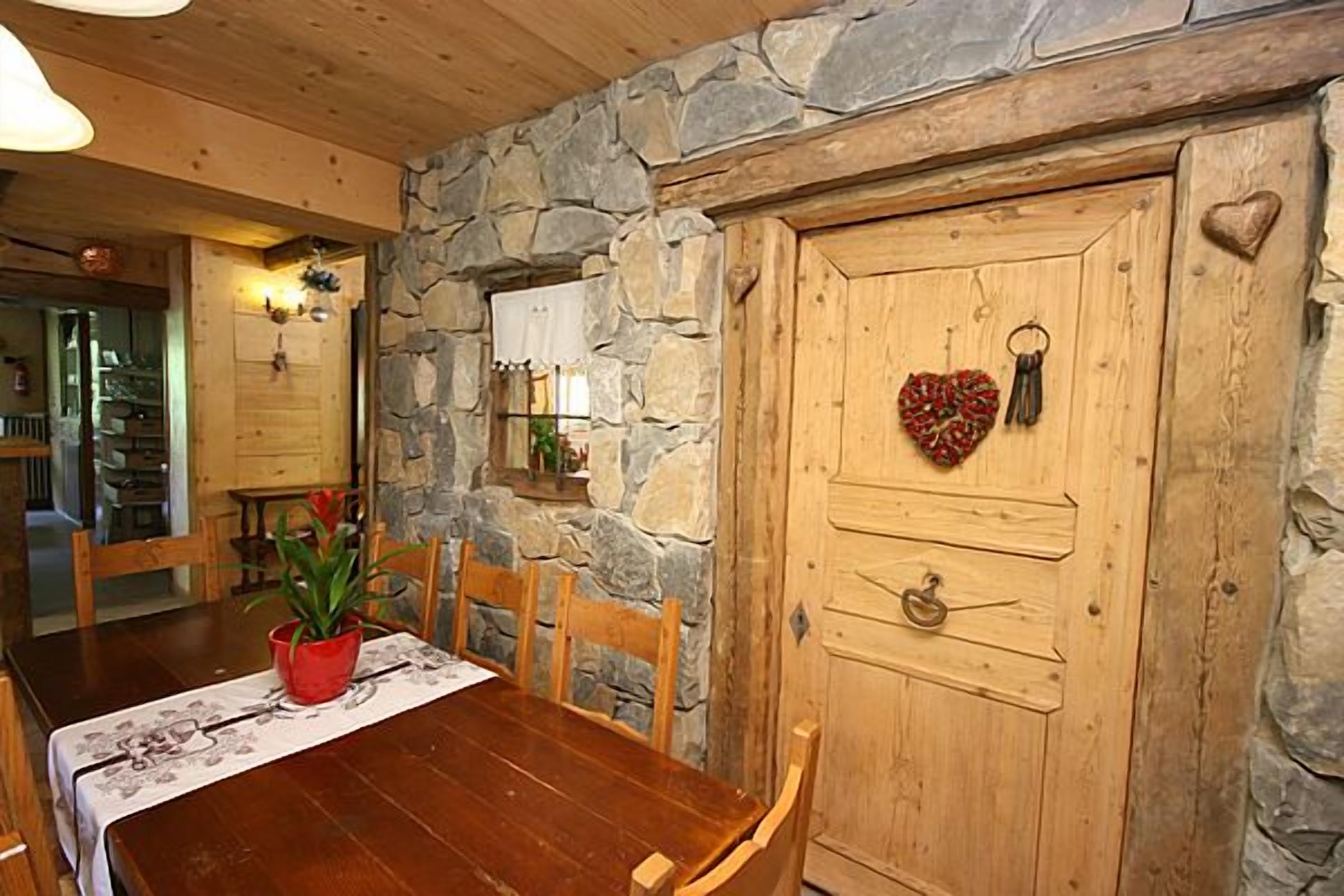 lunch and dinner served, fondue