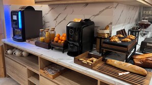 Breakfast, lunch and dinner served  - Hôtel le Provence (Lanarce)