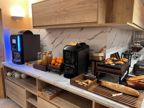 Petit déjeuner et déjeuner servis sur place, spécialités Cuisine locale