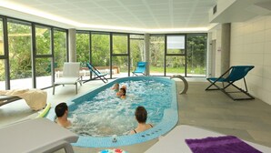 Indoor pool, pool loungers - Hôtel le Provence (Lanarce)