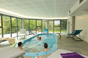 Piscine couverte, chaises longues