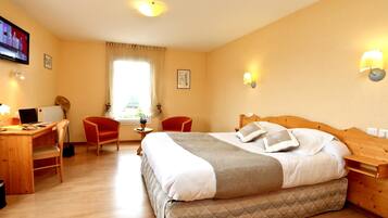 Habitación doble superior | Decoración personalizada, muebles diferentes y escritorio