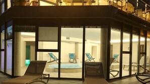 Indoor pool, pool loungers - Hôtel le Provence (Lanarce)