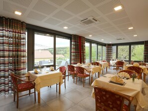 Frokost, lunsj og middag serveres, lokale retter 