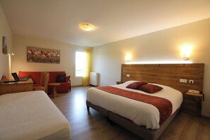 Dobbeltrom – superior | Individuelt dekorert, individuelt innredet, skrivebord og lydisolert