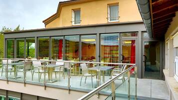 Se sirven desayunos, comidas, cenas y cocina local