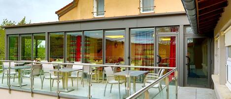 Petit déjeuner, déjeuner et dîner servis sur place