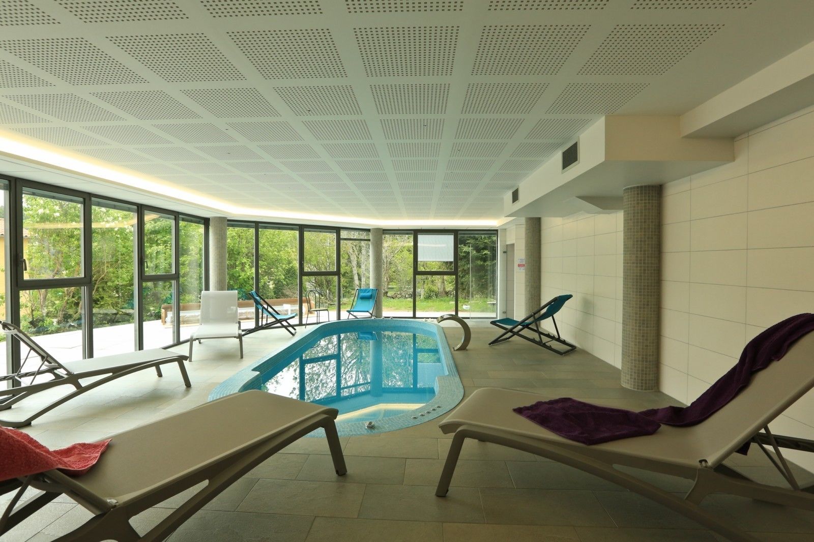 Piscina coperta, lettini