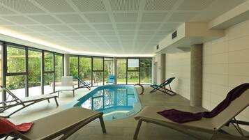 Piscina coperta, lettini