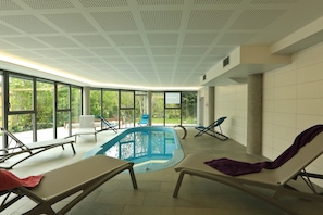 Indoor pool, sun loungers - Hôtel le Provence (Lanarce)