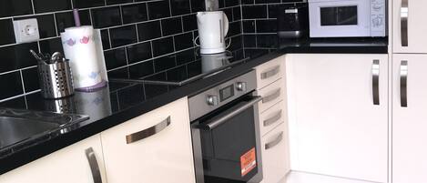 Mikrowelle, Wasserkocher mit Kaffee-/Teezubehör