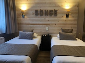 Chambre avec lits jumeaux, vue sur le jardin | Lit de bébé (supplément), lit d’appoint (supplément)