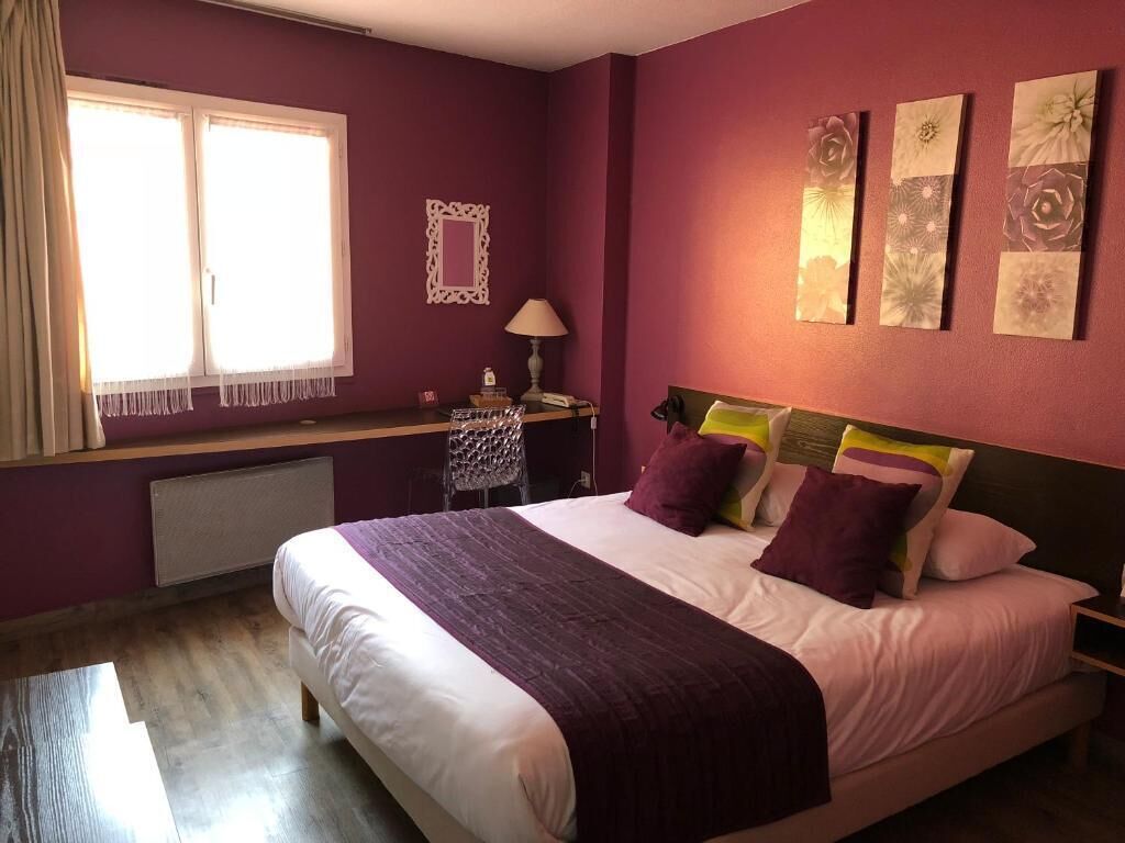 Cribs/infant beds, rollaway beds, free WiFi, bed sheets