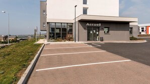 A modern hotel building with a sign reading "L'HORIZON HOTEL RESTAURANT." - Hôtel l'Horizon (Saint-Symphorien-sur-Coise)
