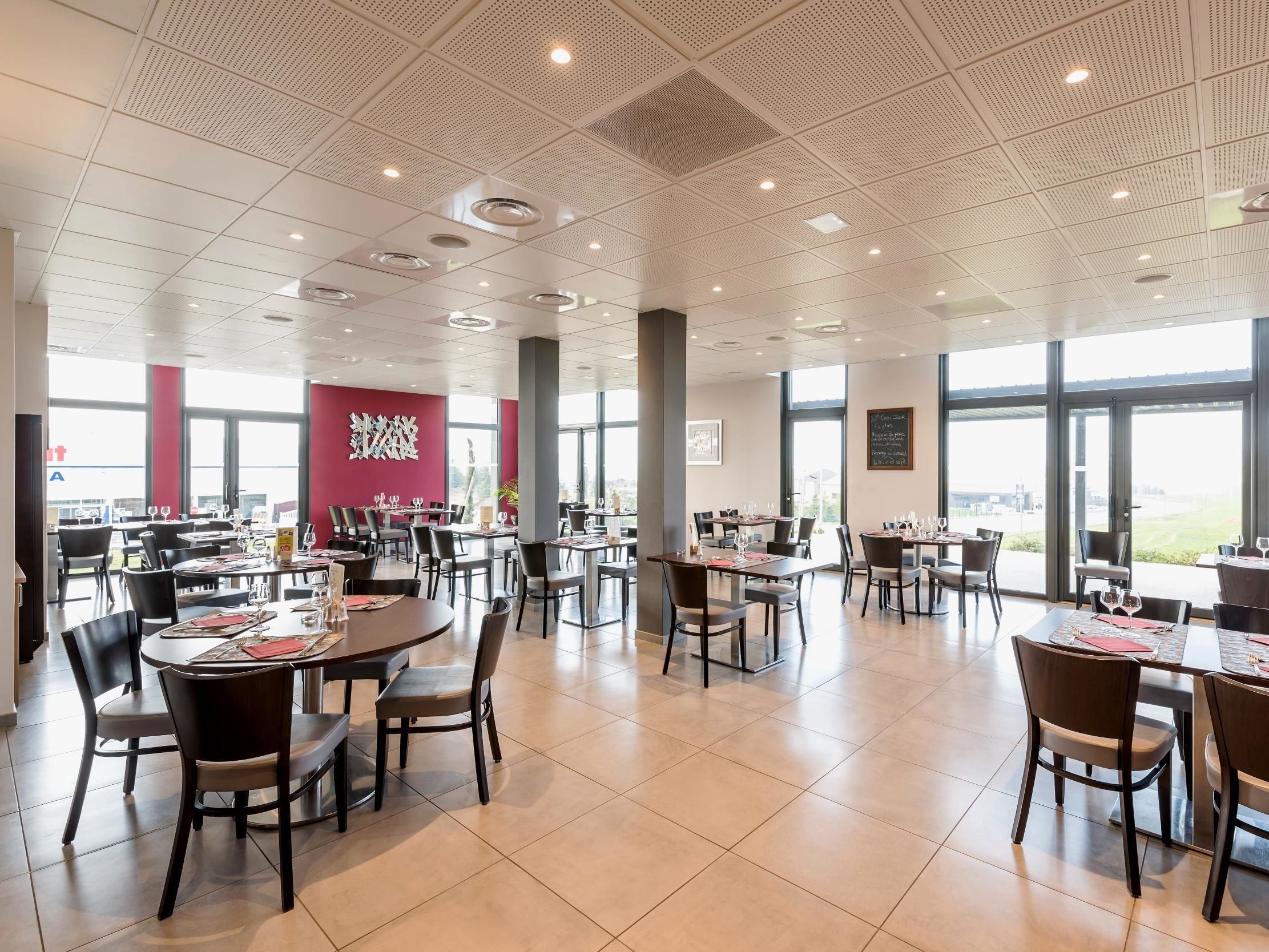 lunch and dinner served, international cuisine