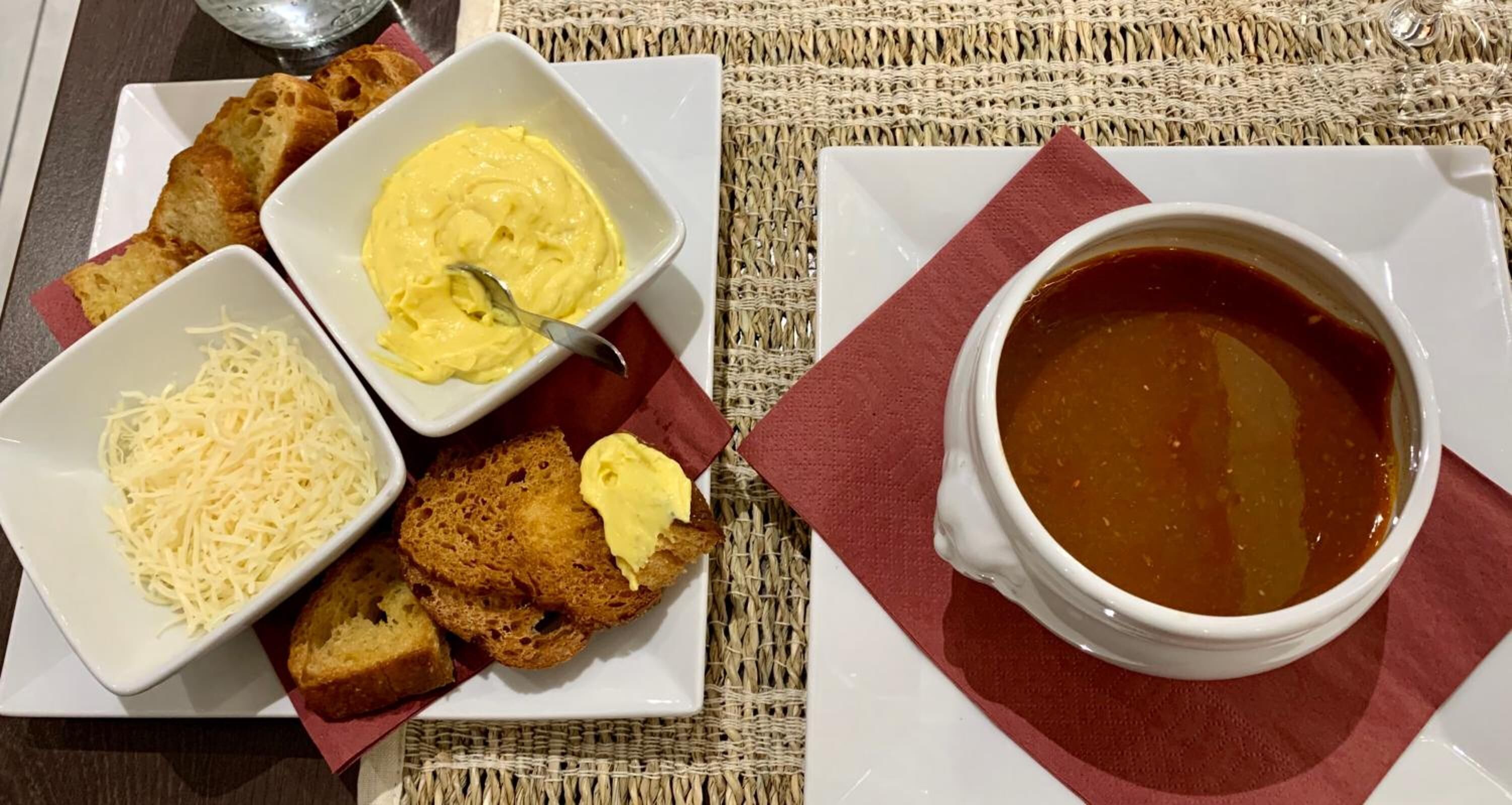 lunch and dinner served, international cuisine