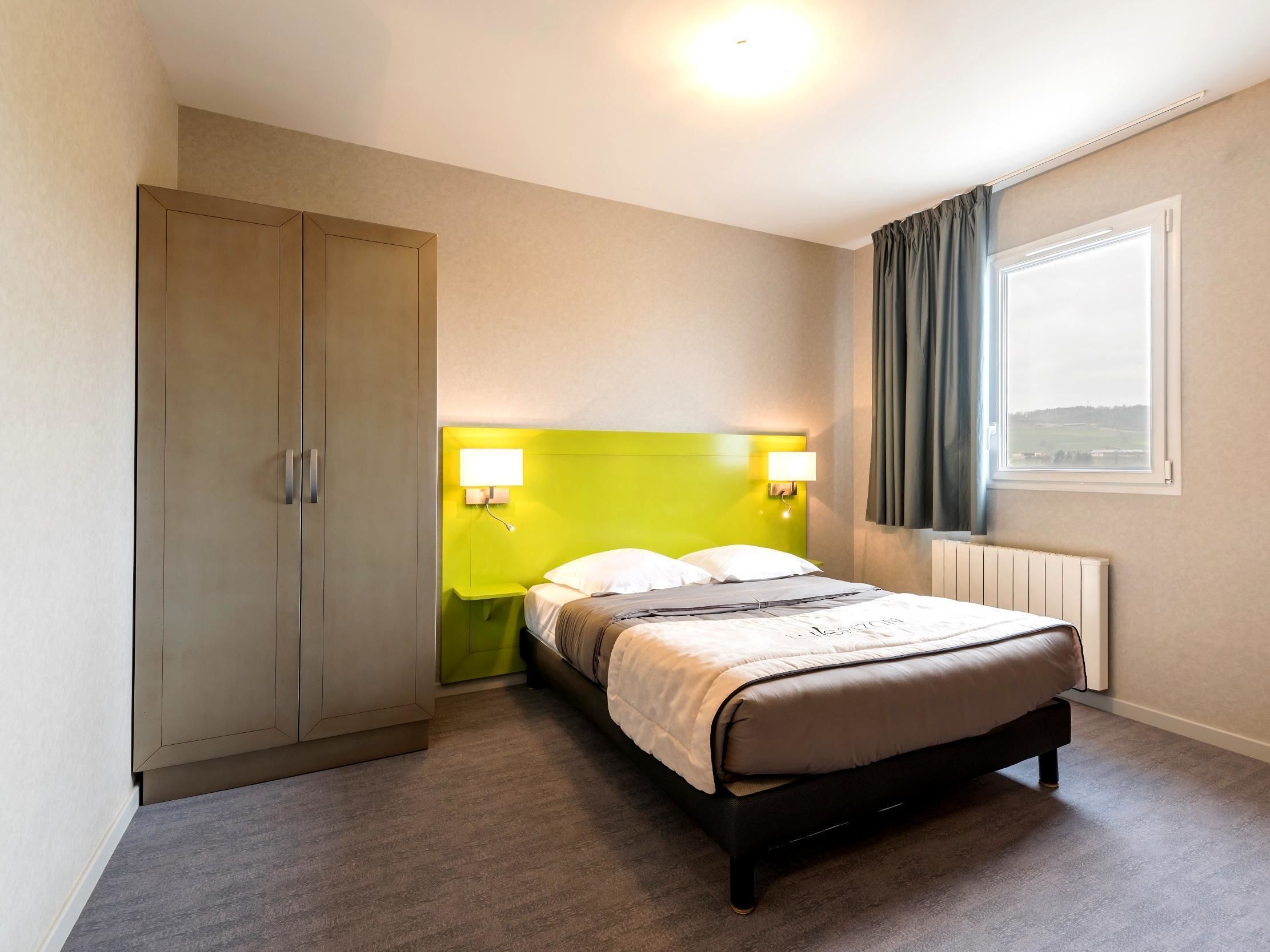 single room | in-room safe, desk, free wifi