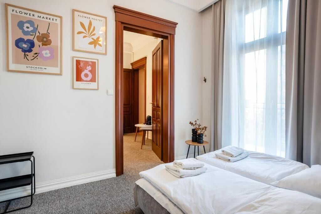 Une chambre d’hôtel avec un lit, un bureau et une vue sur un couloir.