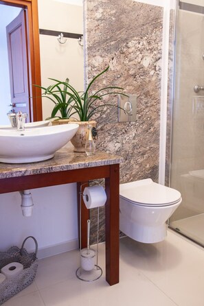 Shower, hair dryer, towels - Aparthotel Maargick (Kraków)