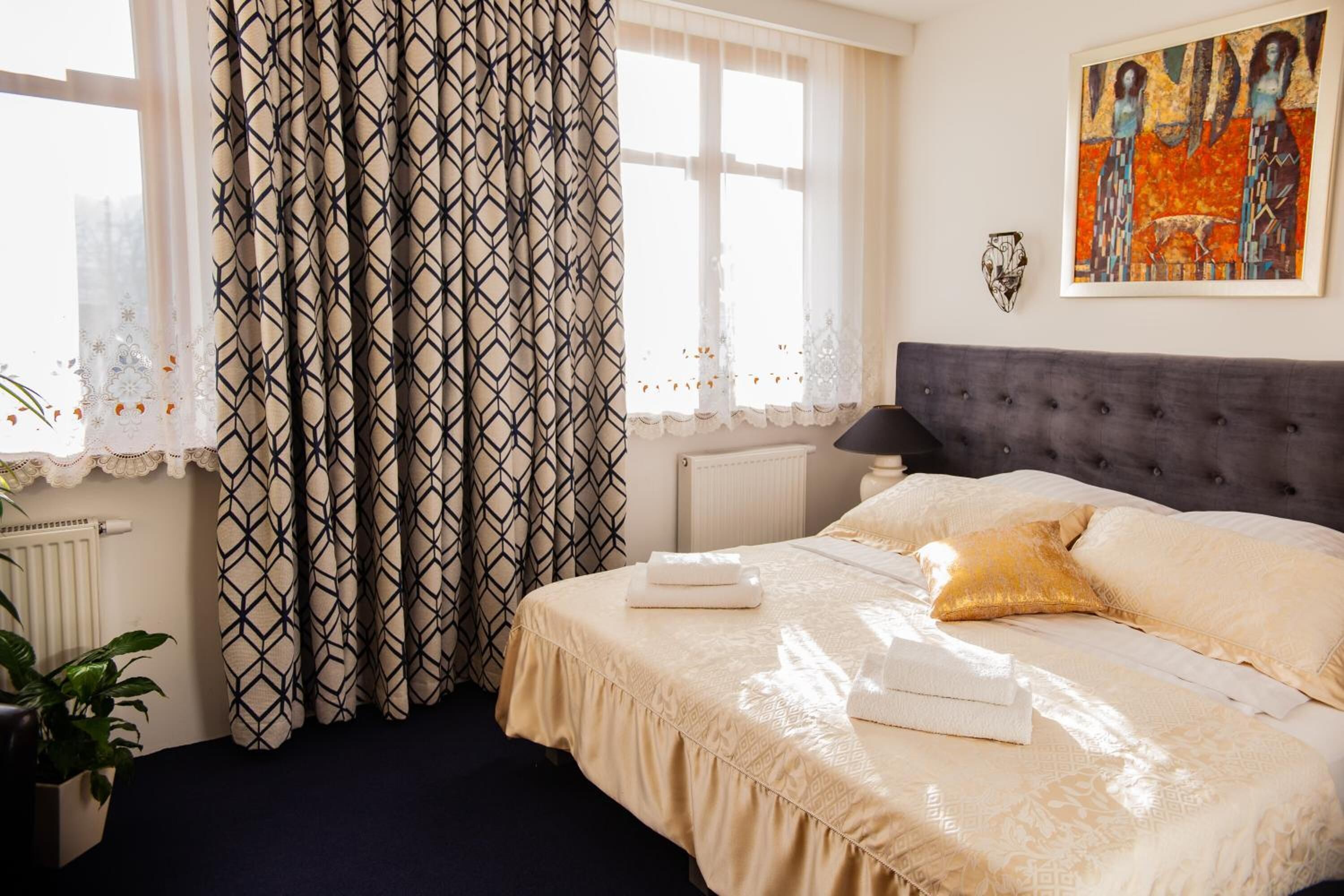 classic room, 1 king bed | iron/ironing board, free wifi