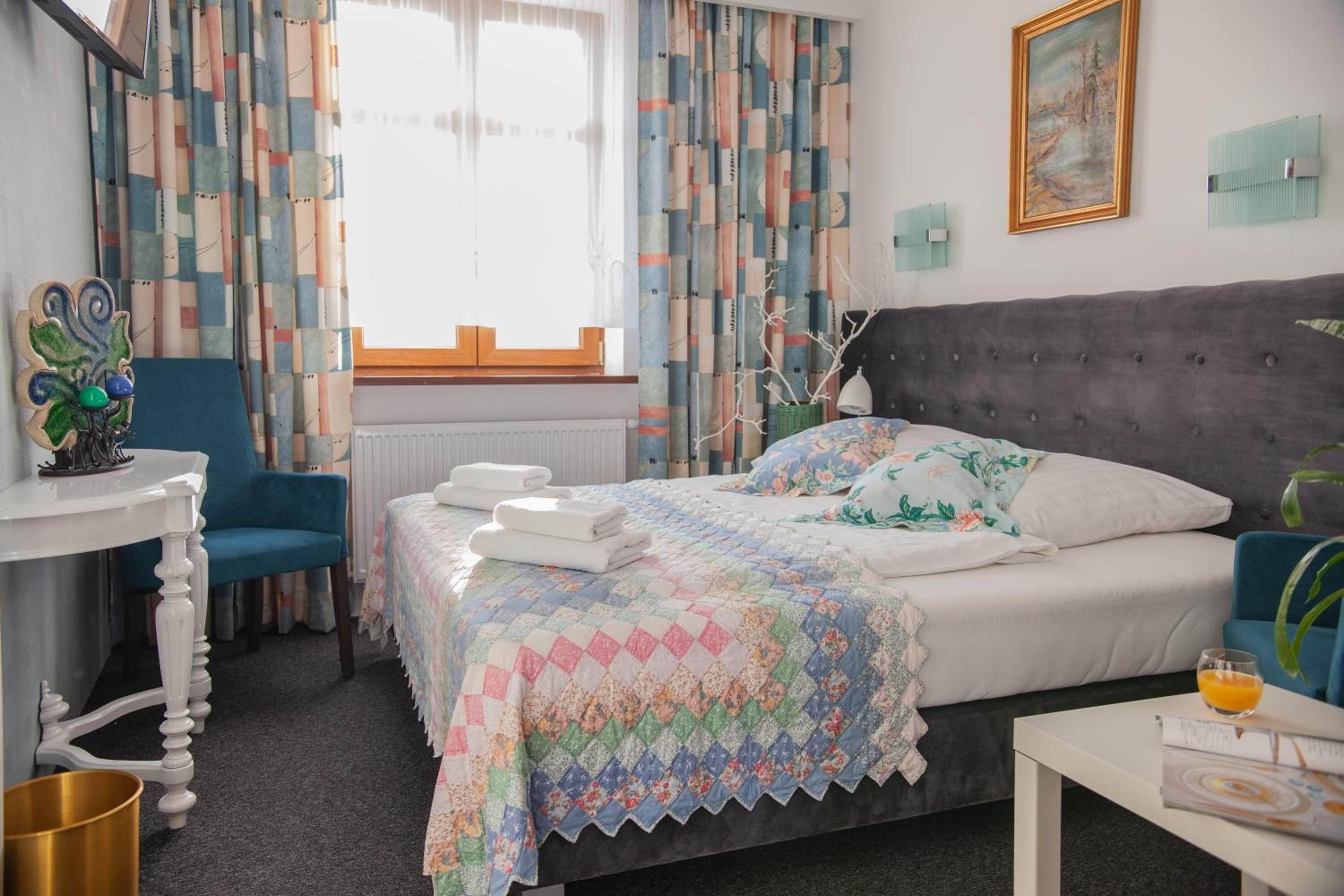 classic room, 1 king bed | iron/ironing board, free wifi