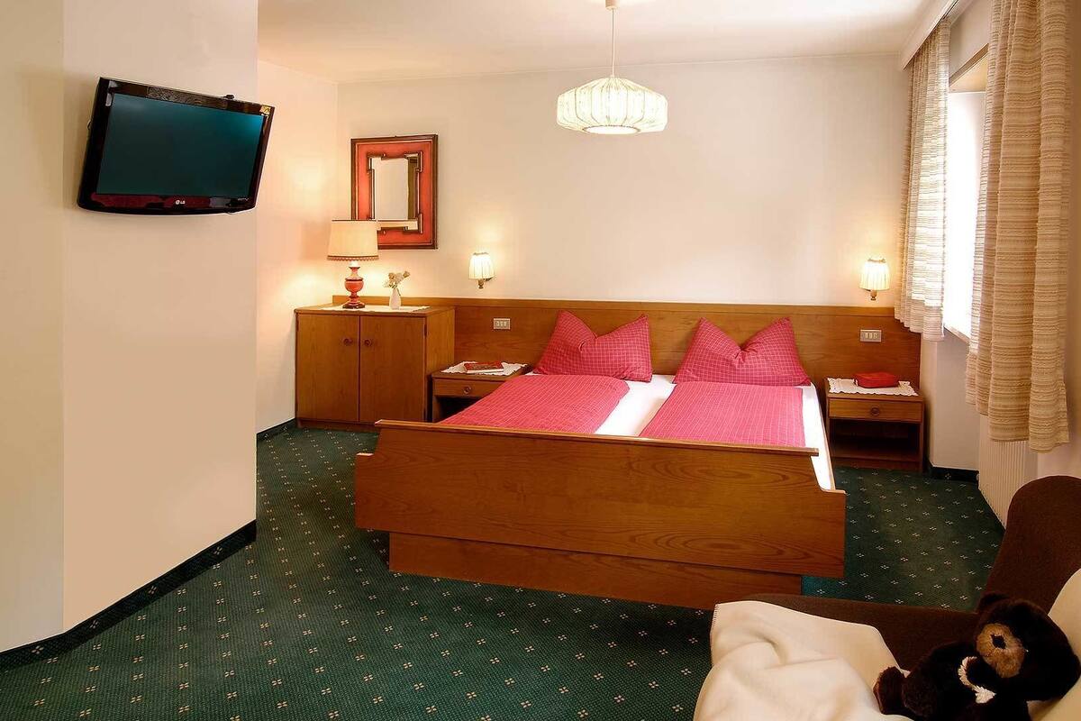 Studio | Premium bedding, in-room safe, desk, blackout drapes