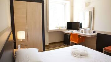 Roupas de cama premium, frigobar, cofres nos quartos, escrivaninha