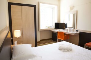 Seprai premium, minibar, brankas, dan meja kerja
