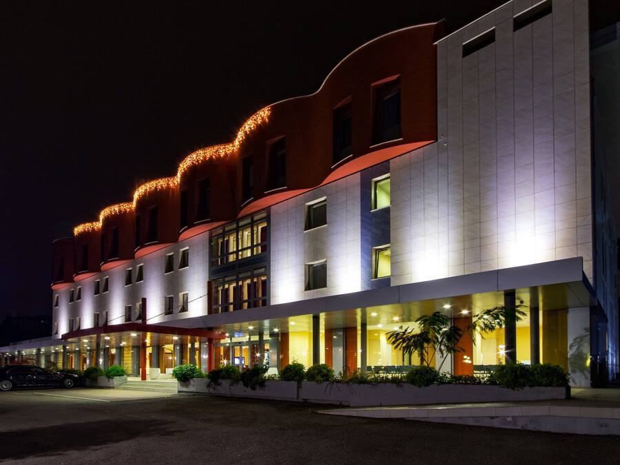 Facciata della struttura - sera/notte