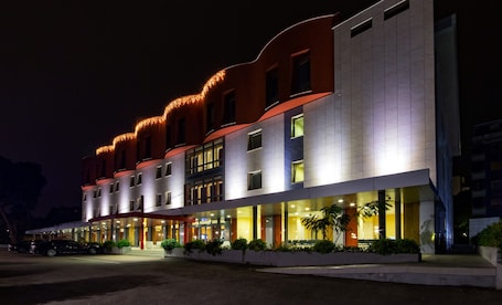 Fachada de la propiedad por la tarde o noche