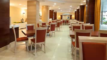 Se sirven desayunos, almuerzos y cenas; cocina italiana