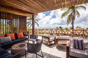 Serveert ontbijt, lunch en diner