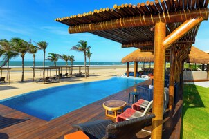 Een buitenzwembad, ligstoelen bij het zwembad