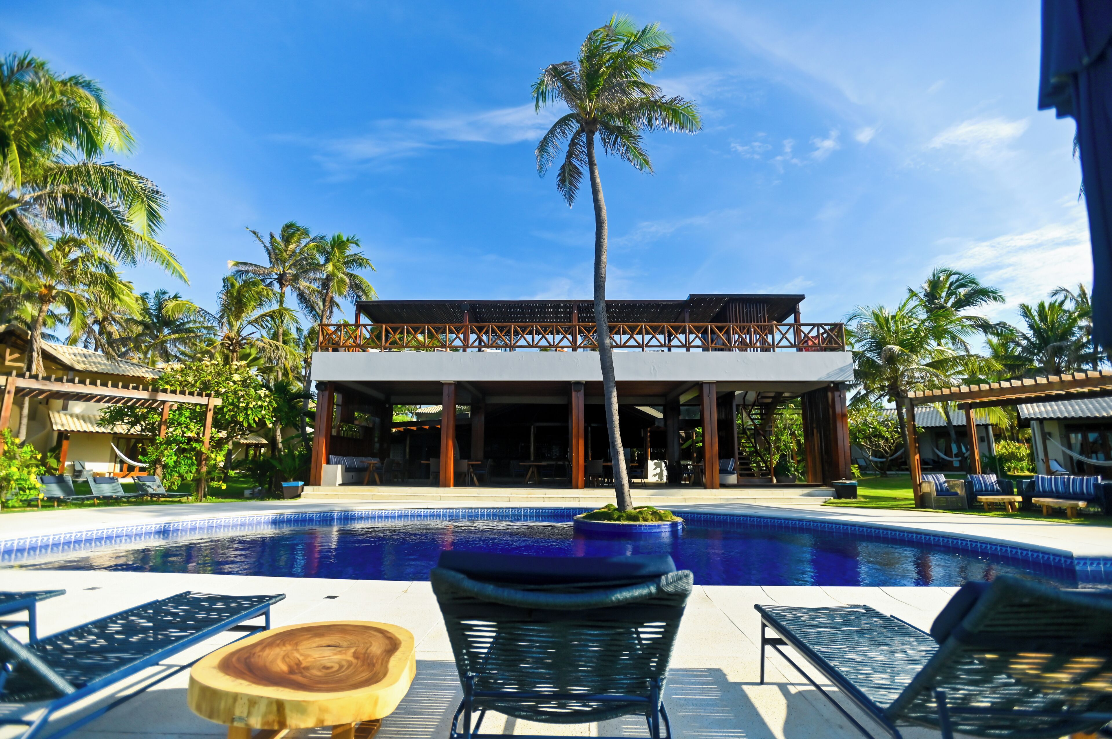 Piscina externa, espreguiçadeiras