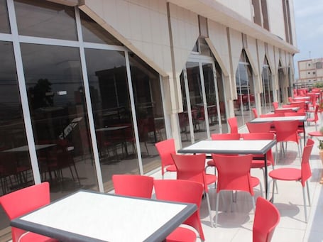 Se sirven desayunos, almuerzos y cenas (con mesas al aire libre) . Le Best Hotel