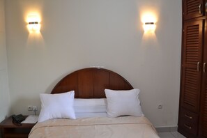 Quarto casal | Escrivaninha, cortinas blackout, ferros/tábuas de passar roupa